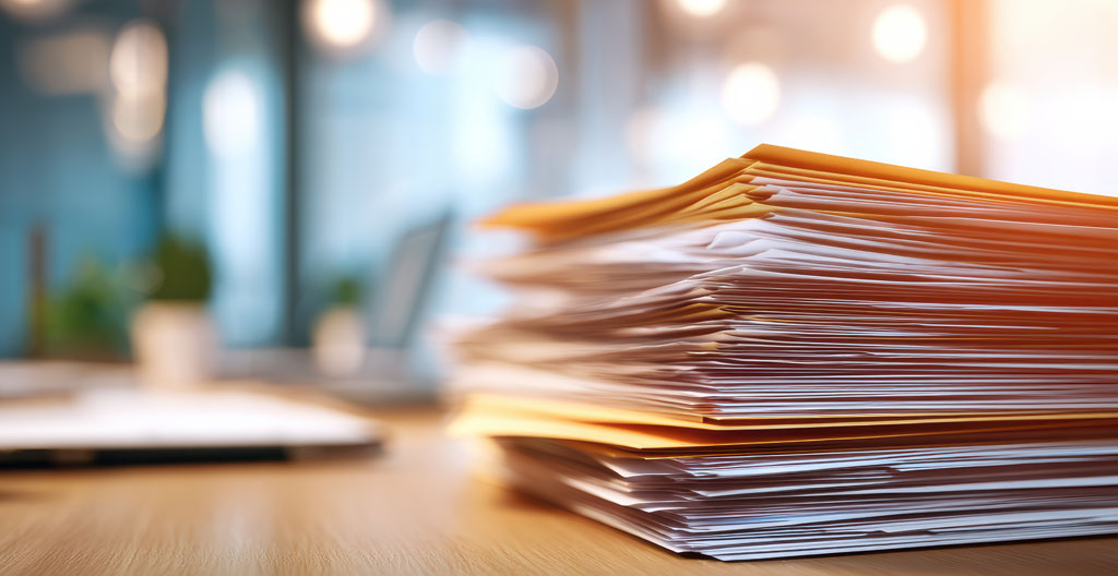 Table divisée en deux : documents administratifs parfaitement organisés d'un côté, documents froissés et incomplets de l'autre, avec une loupe au centre symbolisant la vérification critique.