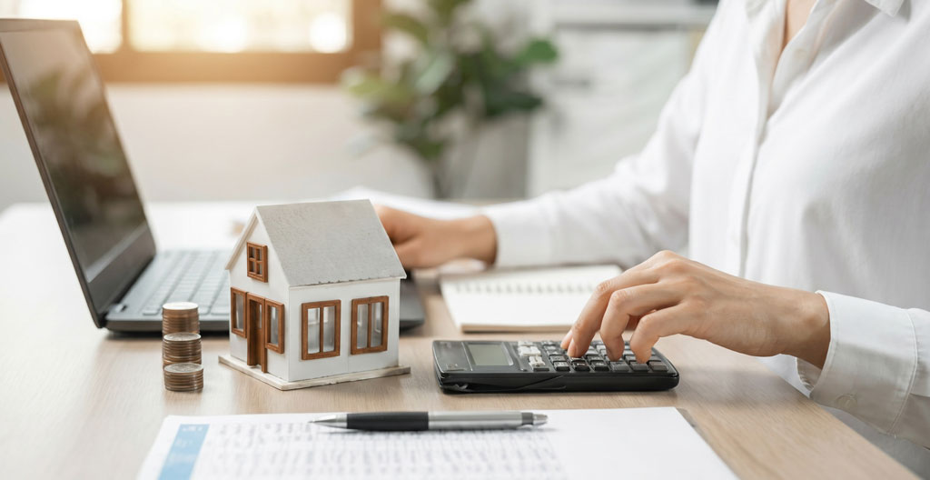 Icônes 3D représentant la valeur, la situation personnelle et le compromis de vente, facteurs clés du prêt relais.