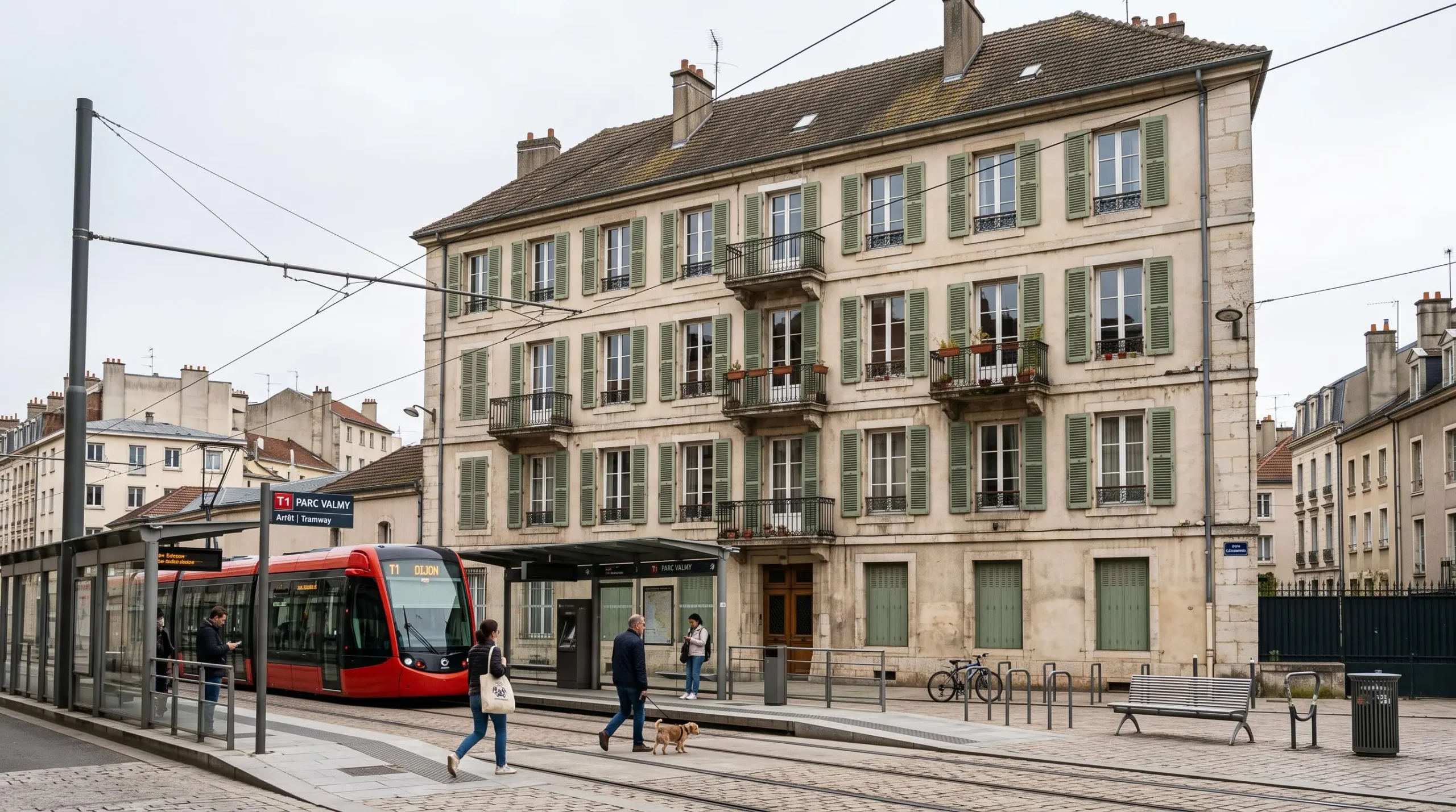 Immeuble résidentiel dijonnais situé à proximité immédiate d'une station de tramway avec infrastructure visible